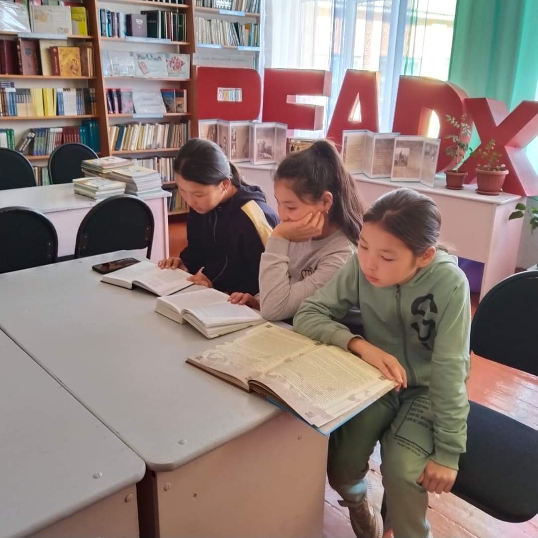В целях эффективного использования осенних каникул учащихся в рамках школьного проекта Eager to read, были проведенны чтения казахских сказок "Осенью нам не скучно, мы читаем книги."